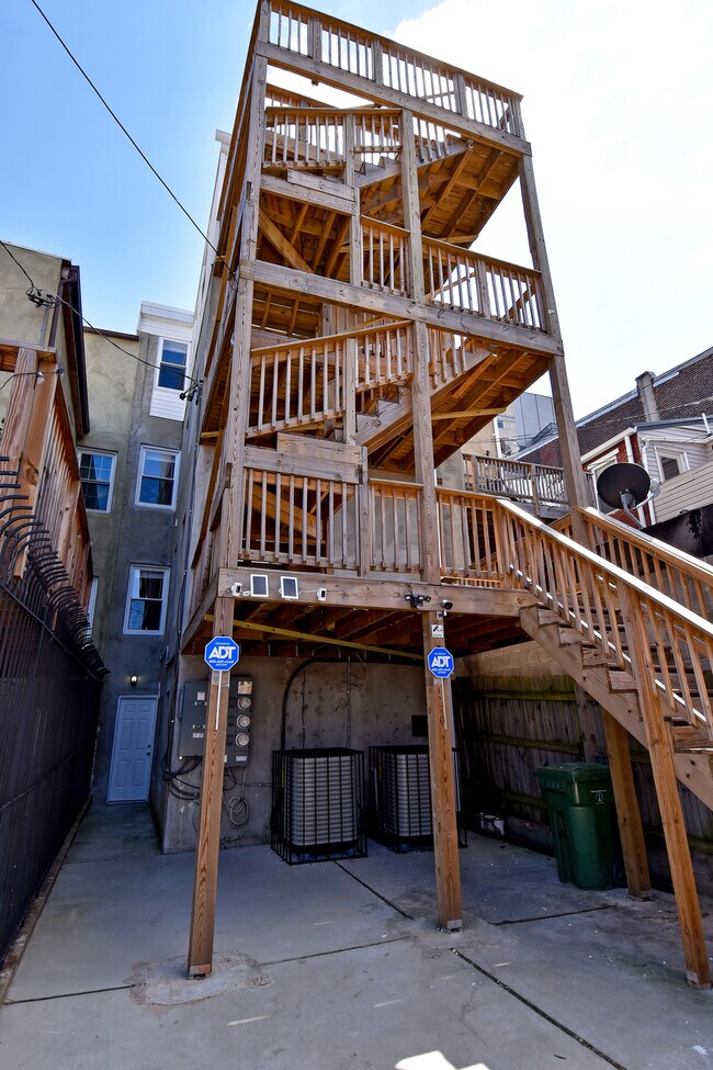 Building Photo - 806 N Broadway
