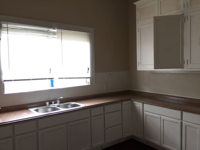 Building Photo - Prime Location, Endless Potential 3BR/1BA Haven