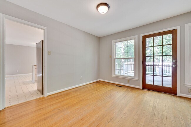 Building Photo - 3 Bedroom 2 Bath Home With Large Fenced Ya...