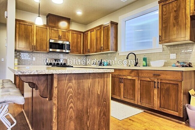 Foto del edificio - 4 Bed 3 Bath Home in Bethany Across From Bethany Creek Park