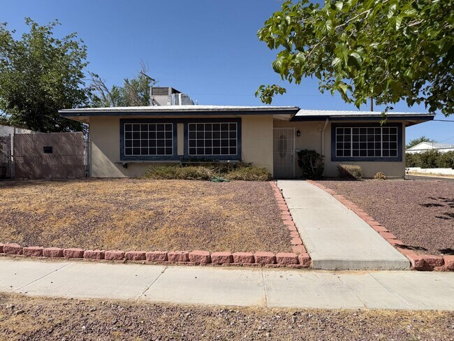 Foto del edificio - 3 Bedroom 2 Bathroom House on Corner Lot with 2 Car Garage Locate din Irwin Estates