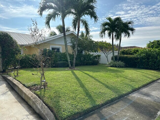 Building Photo - 5010 Woodstone Cir N