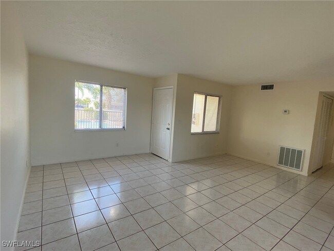 Foto del edificio - 151 Cape Coral Pkwy W