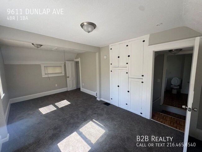 Foto del edificio - 9611 Dunlap Ave