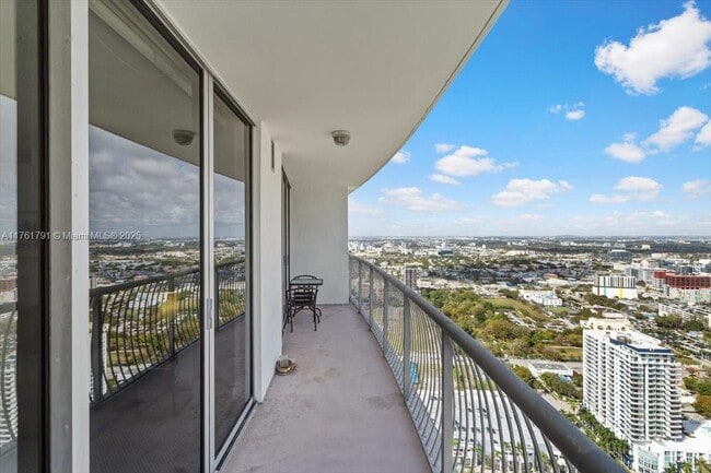 Building Photo - 1750 N Bayshore Dr
