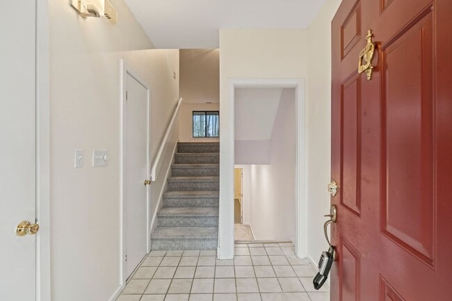 Building Photo - 431 Lynetree Dr