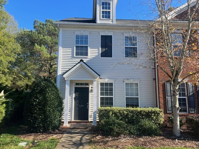 Foto del edificio - Come take a look at this end unit 3 bedroom, 2.5 bath townhouse located in very desirable FORT MI...