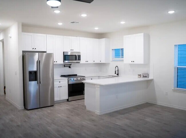 Building Photo - 16770 Meadowcroft St