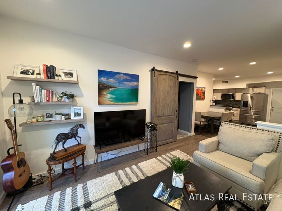 Foto principal - Stunning, Fully Updated 2-Bedroom Condo in...