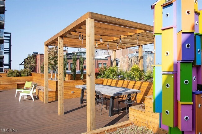 Building Photo - 725 Johnson Ct