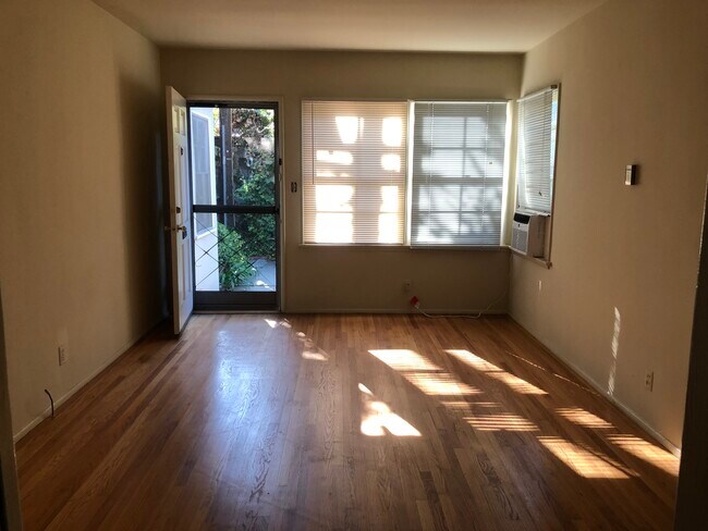 Foto del edificio - 13910 Burbank Blvd