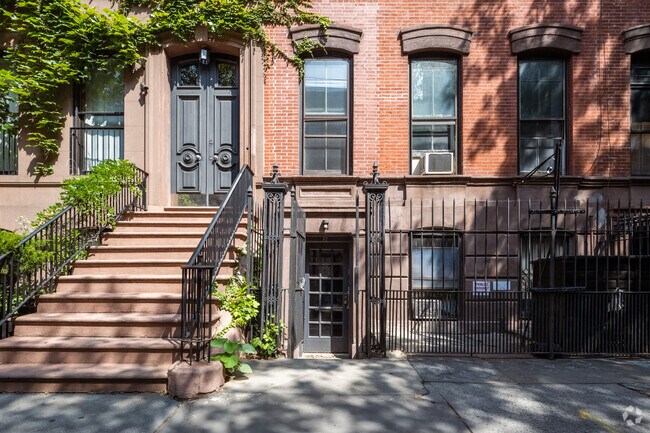 Entrance - 81 Charles St