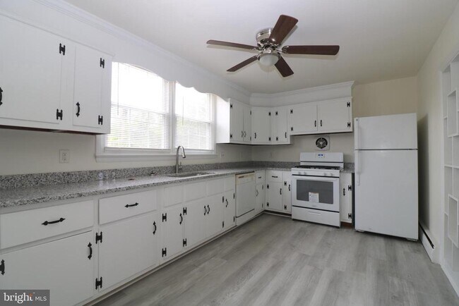 Building Photo - 1536 S Governors Ave