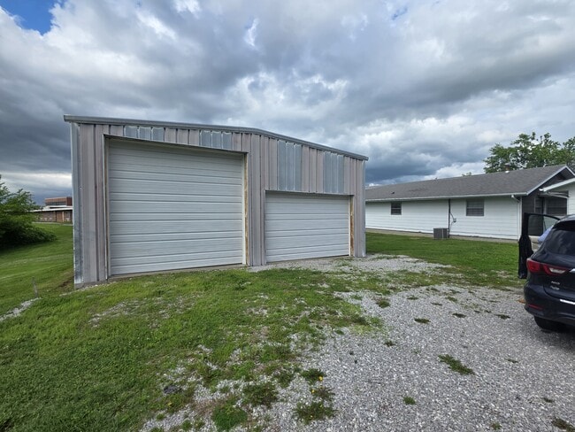 Building Photo - 424 N West St