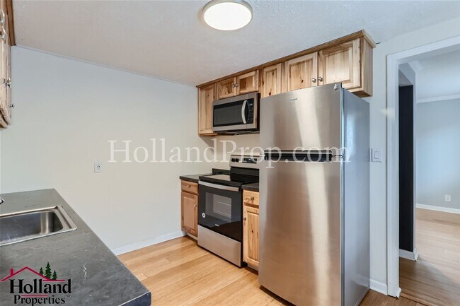 Building Photo - Charming 2-Beds Pet-Friendly Home in Hills...