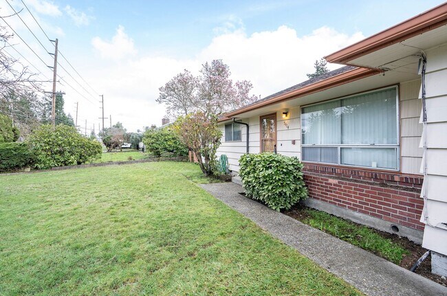 Foto del edificio - Spacious 4-Bedroom Home with Large Yard, Covered Patio & Garage in Lakewood