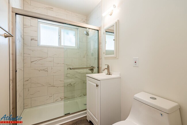 Foto del edificio - 5193-5195 Redstone Dr
