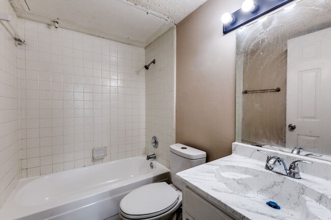 Building Photo - 9833 Walnut St