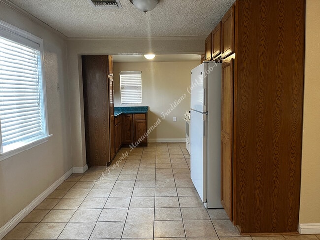 Building Photo - Adorable 2 + 1 in Rosamond