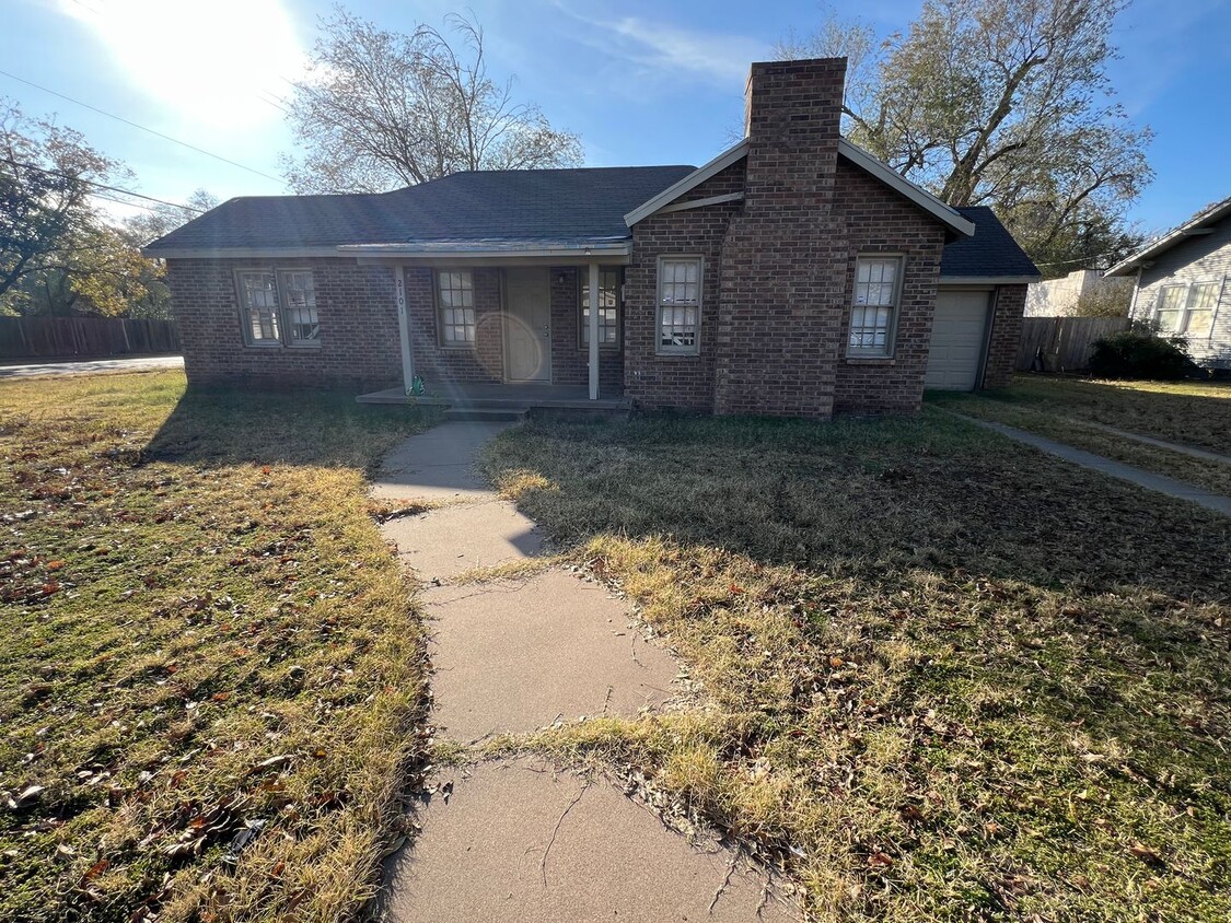 Primary Photo - 3/1 Near Texas Tech