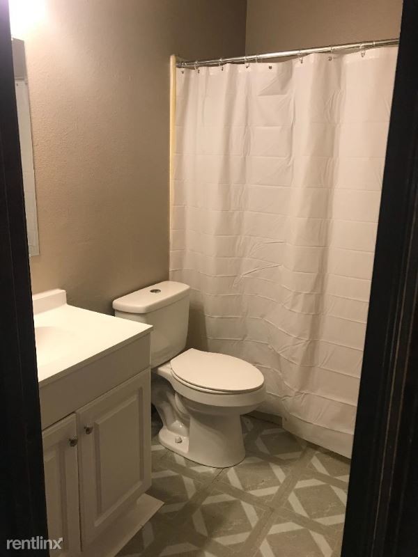 Building Photo - 2 br, 1 bath Apartment - 705 E M St A Unit A