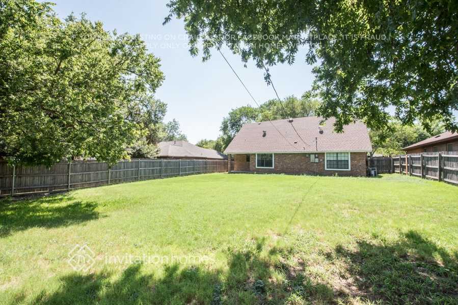 Building Photo - 3801 Devonaire Dr