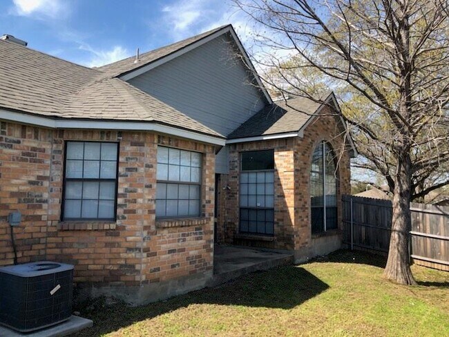 Foto del edificio - 914 Teakwood Ln