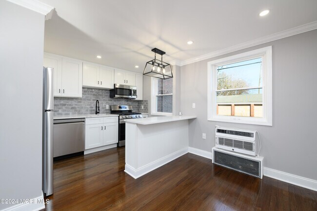 Building Photo - 15 Manor Dr