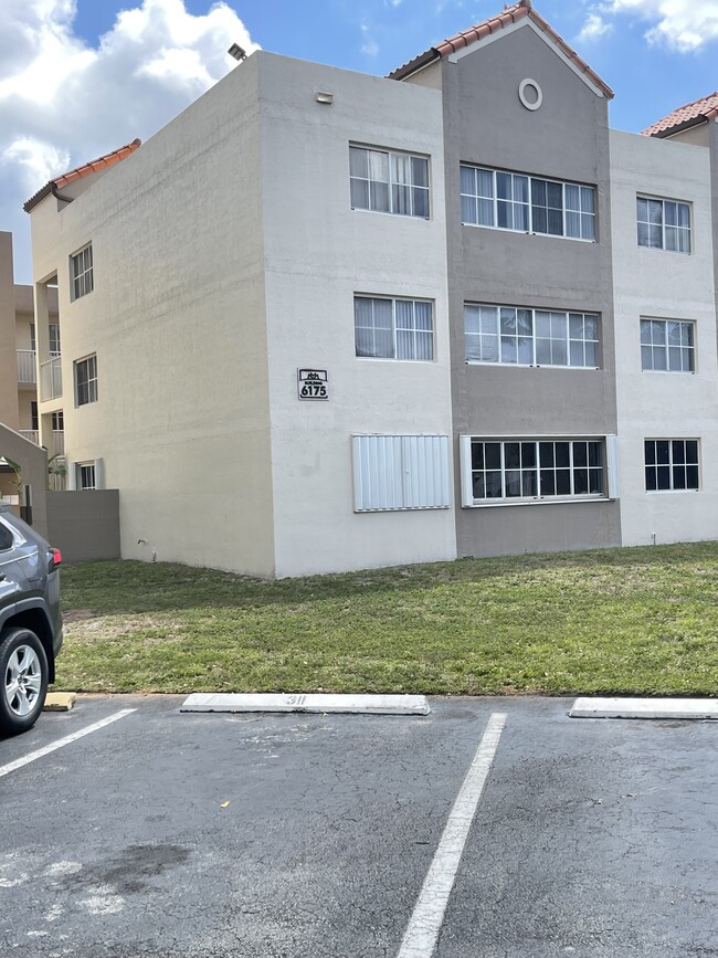 Foto del edificio - 6045 NW 186th St