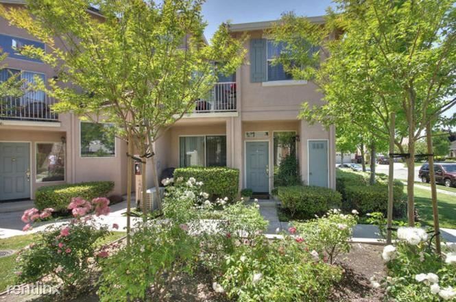 Foto principal - 2 br, 2.5 bath Townhome - 549 MANHATTAN PL