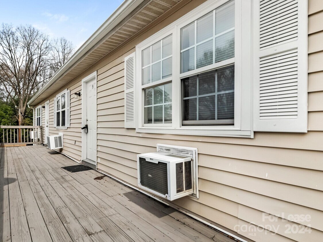 Primary Photo - 2611 Holton Ave
