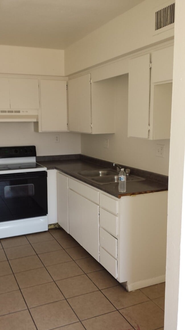 Building Photo - 2BR/1BA Garden Apartment $1200 Osborn/66th...