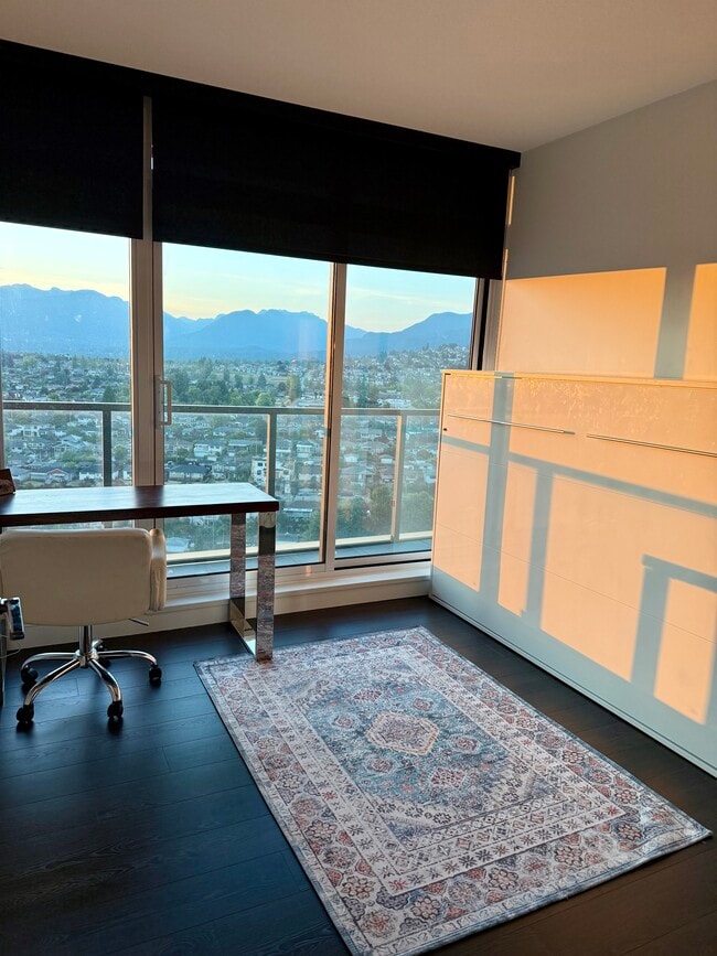 Photo du bâtiment - 4880 Lougheed Hwy