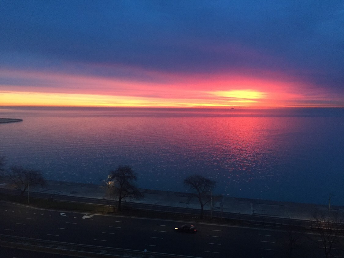 Increíbles vistas del amanecer desde la sala de estar - 1400 N Lake Shore Dr