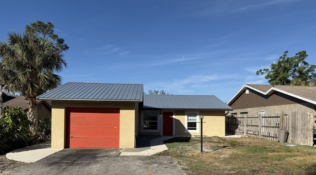 2Bedroom 2 Bath Single Family Home W/1 Car Garage - 2Bedroom 2 Bath Single Family Home W/1 Car Garage