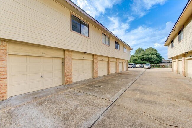 Building Photo - 16800 Sugar Pine Dr