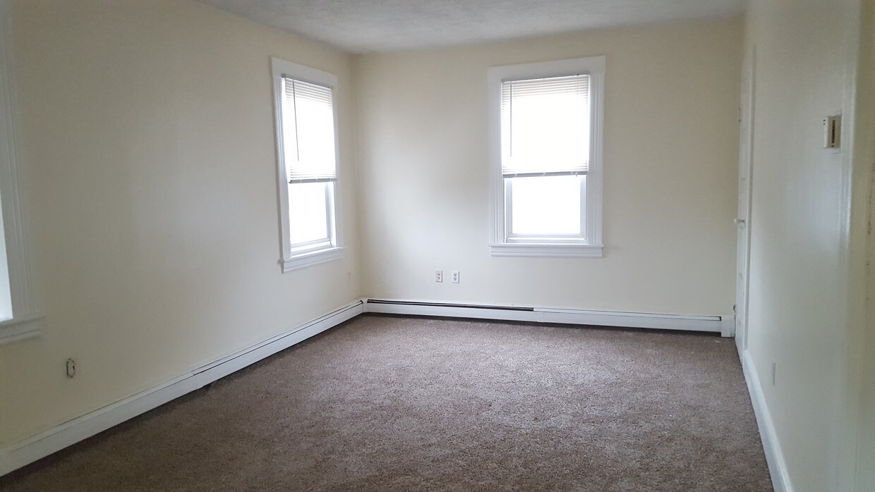 Primary Photo - 142 Bond St