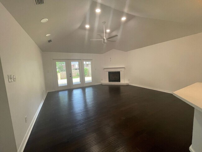 Building Photo - 2 BD, 2 BTH home located in Daphne, AL.