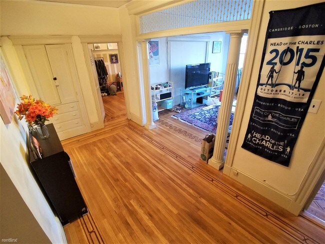 Building Photo - 4 br, 1 bath  - 30 Powell St Apt 3A