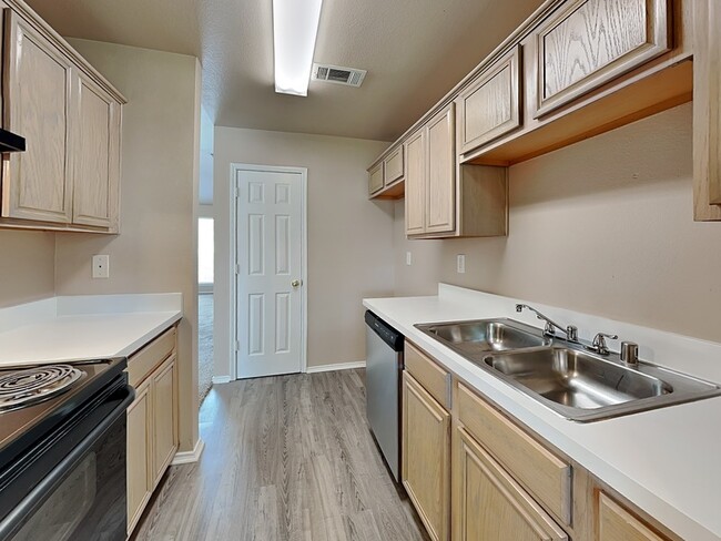 Building Photo - 2025 Hollow Creek Dr