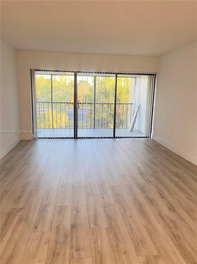 Foto del edificio - 240 Lakeview Dr