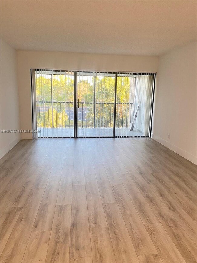 Building Photo - 240 Lakeview Dr
