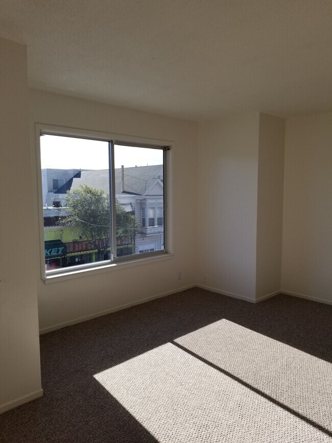 Living Room - 104 Broad St