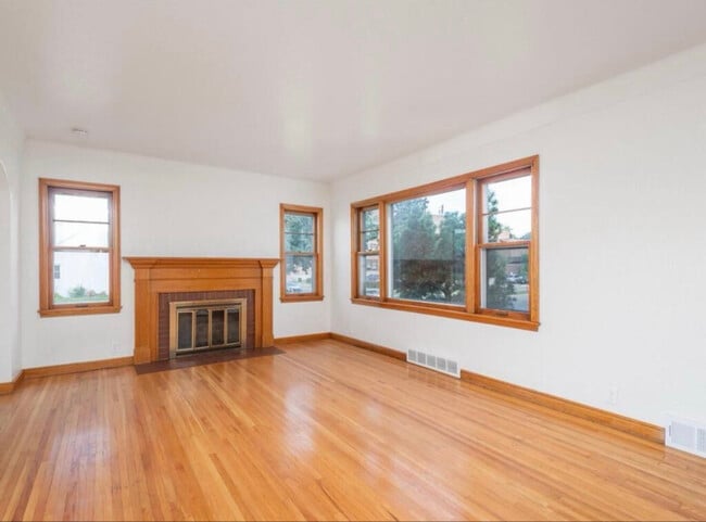 Building Photo - 884 Hyacinth Ave E