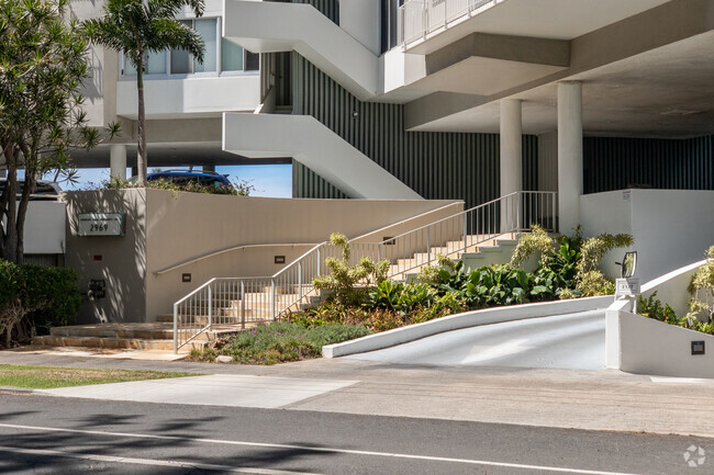 Building Photo - Diamond Head Apartments