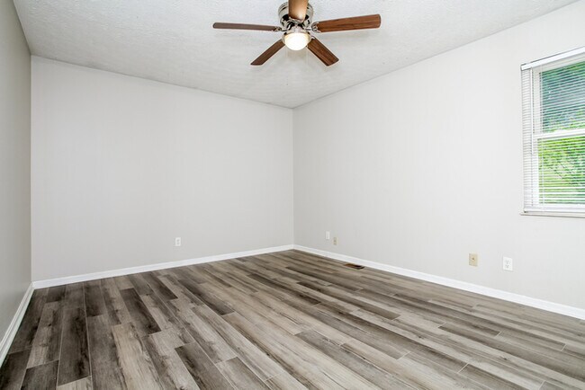 Building Photo - Charming Tri-Level in Hamilton