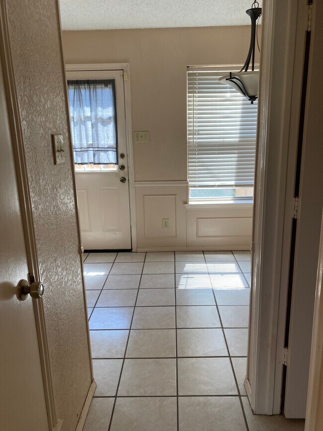 A través de la cocina - 505 Pecan Acres Ct