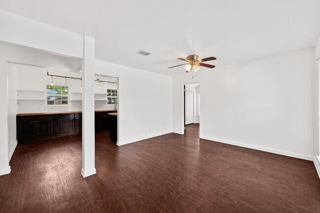 Foto del edificio - 3202 Dolphin Dr