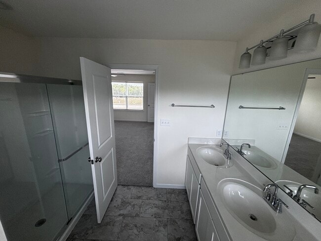 Foto del edificio - 112 Day Lily Ln