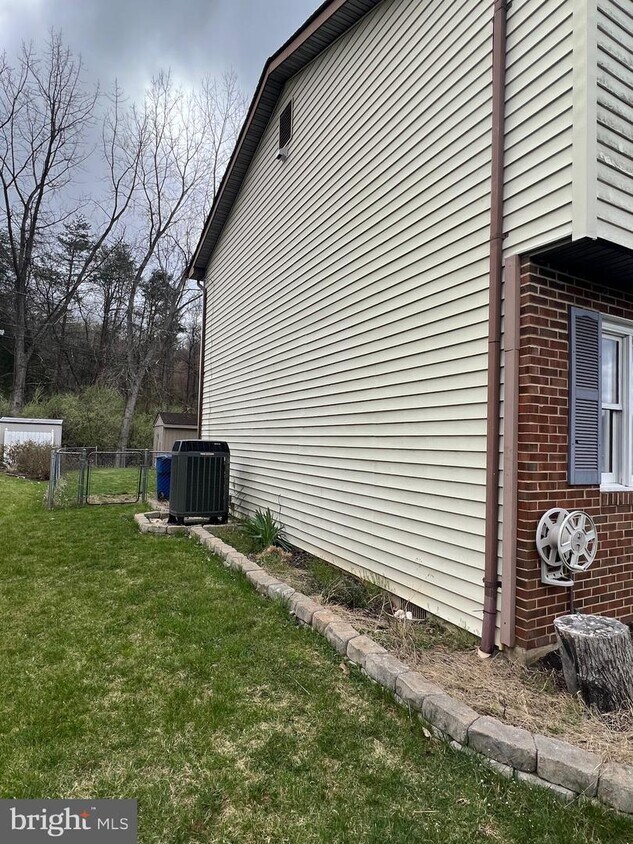 Primary Photo - 1337 Robinhood Ln